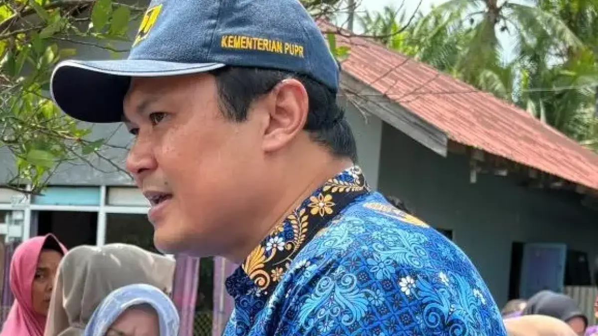 AIR BERSIH: Plt Kepala DCKTRP Kotim Rifarna Montazriani mendampingi Bupati Kotim Halikinnor ketika mendistribusikan air bersih ke wilayah Selatan, baru-baru tadi. FOTO: YUNI/RADAR SAMPIT