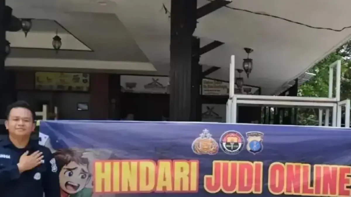 Spanduk imbauan kamtibmas dipasang personel Humas Polda Kaltim, di antaranya menghindari judi online. 