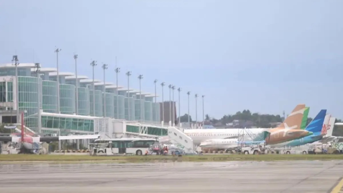 Harga tiket pesawat menjadi mahal. Tampak kesibukan di bandara SAMS Sepinggan, Balikpapan. 