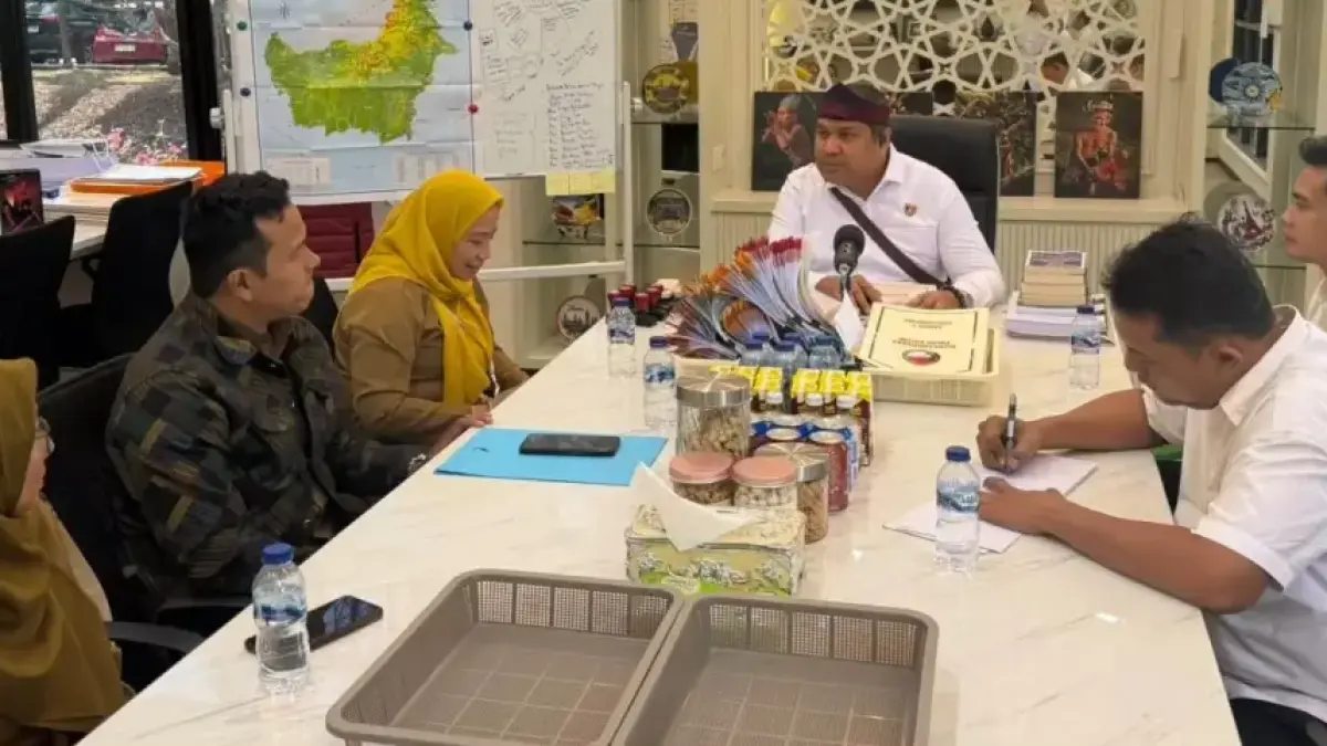 Kepala DPPR Balikpapan Irma Pertiwi Aryana diterima Dirresnarkoba Polda Kaltim Kombes Pol Romylus Tamtelahitu bersama Kasubdit 1 AKBP Temi.