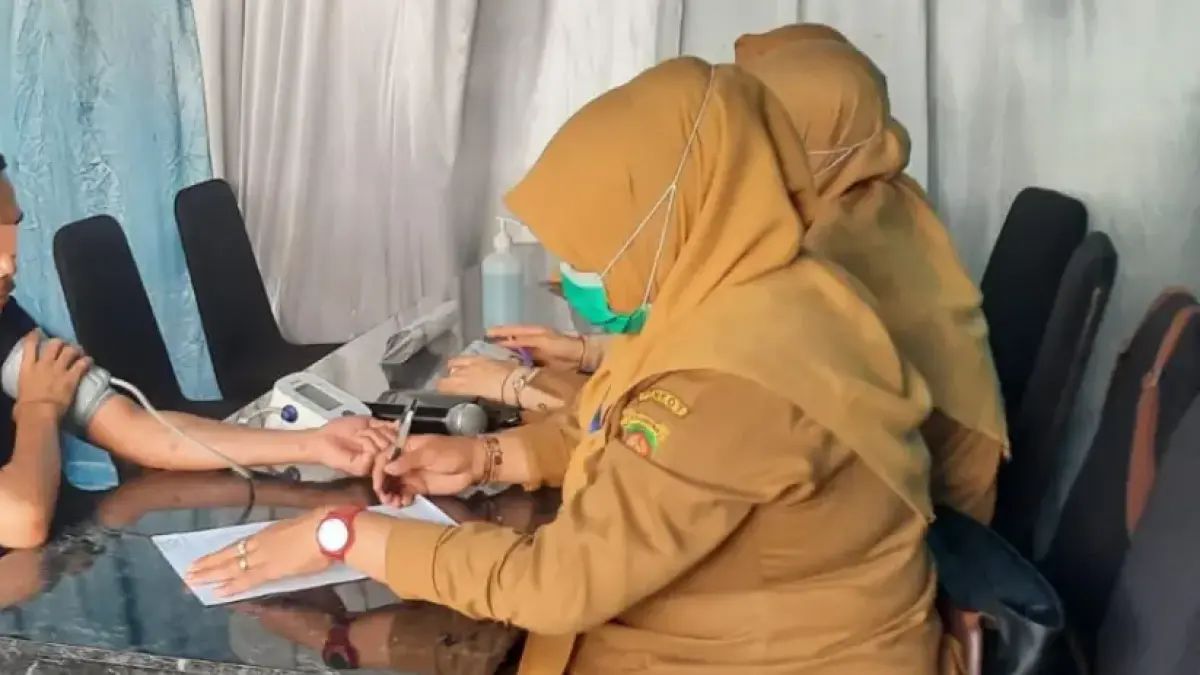 Petugas kesehatan melakukan pemeriksaan kesehatan terhadap warga binaan di Rutan Kelas I Samarinda.