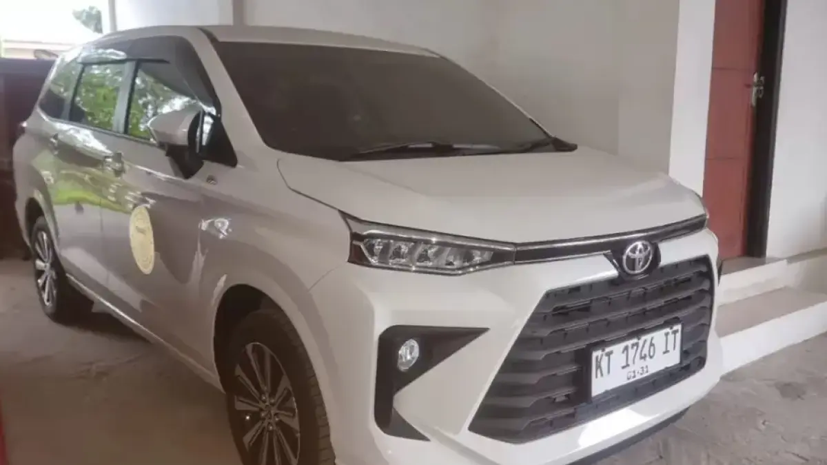 Mobil Toyota Avanza Putih yang digunakan para Lurah sebagai kendaraan operasional kantor.