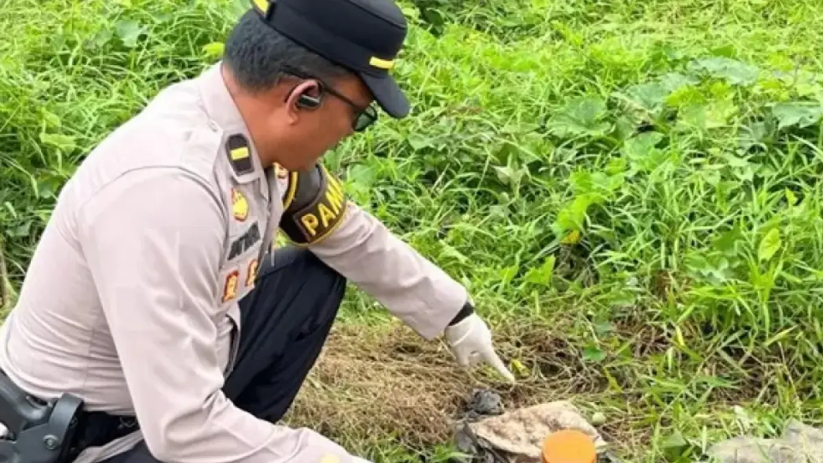  Petugas kepolisian mendatangi lokasi temuan tiga jari manusia di dalam toples disekutar kebun warga di Jalan Rimbawan 1, Kecamatan Sungai Kunjang. (kis)