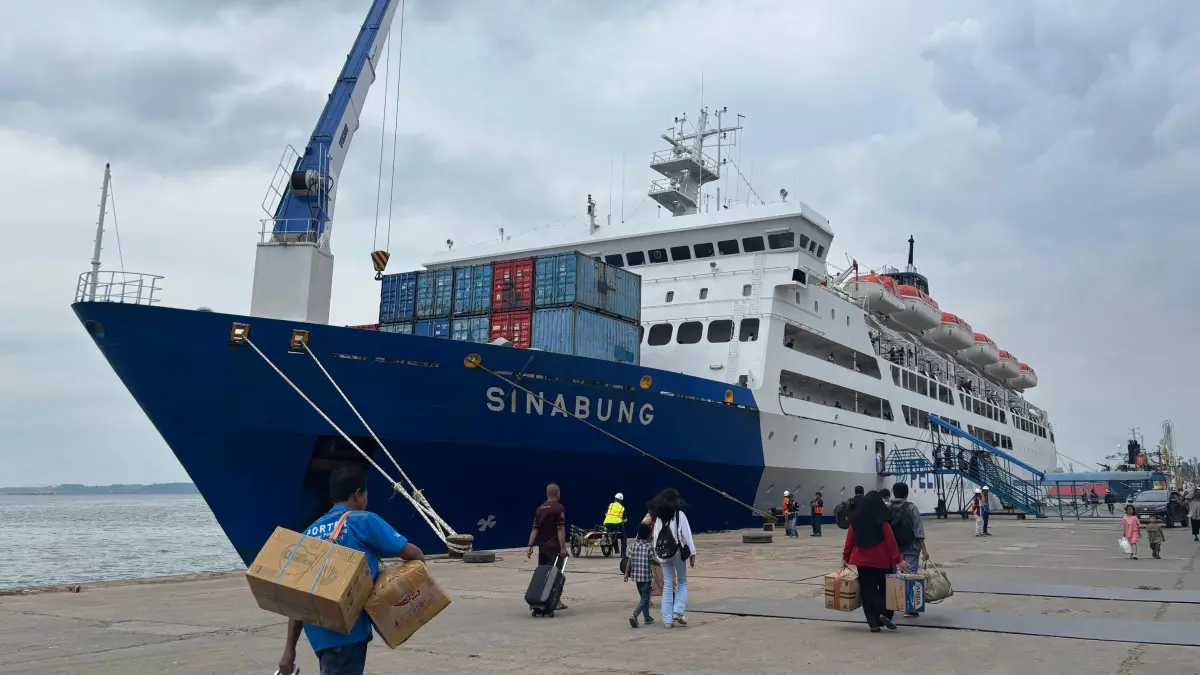 Sejumlah pemudik bersiap naik ke KM Sinabung di Pelabuhan Semayang Balikpapan, Rabu (18/3/2026). Kapal milik PT Pelayaran Nasional Indonesia (PELNI) tersebut menjadi salah satu armada tambahan.  