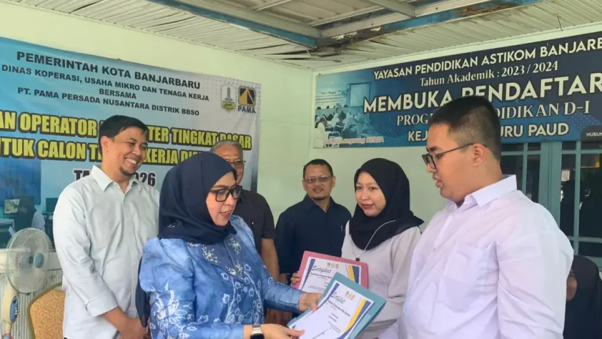 BANGGA: Wali Kota Banjarbaru, Hj Erna Lisa Halaby didampingi BBSO Head PT PAMA, Arif Cahyadi saat menyerahkan sertifikat kepada peserta pelatihan komputer difabel di LPP Astikom Banjarbaru.