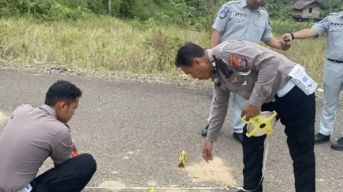 Personel Satlantas Polres Tarakan melakukan olah TKP terhadap kecelakaan maut yang melibatkan dua sepeda motor Yamaha Aerox di Jalan Sungai Maya. SATLANTAS POLRES TARAKAN 