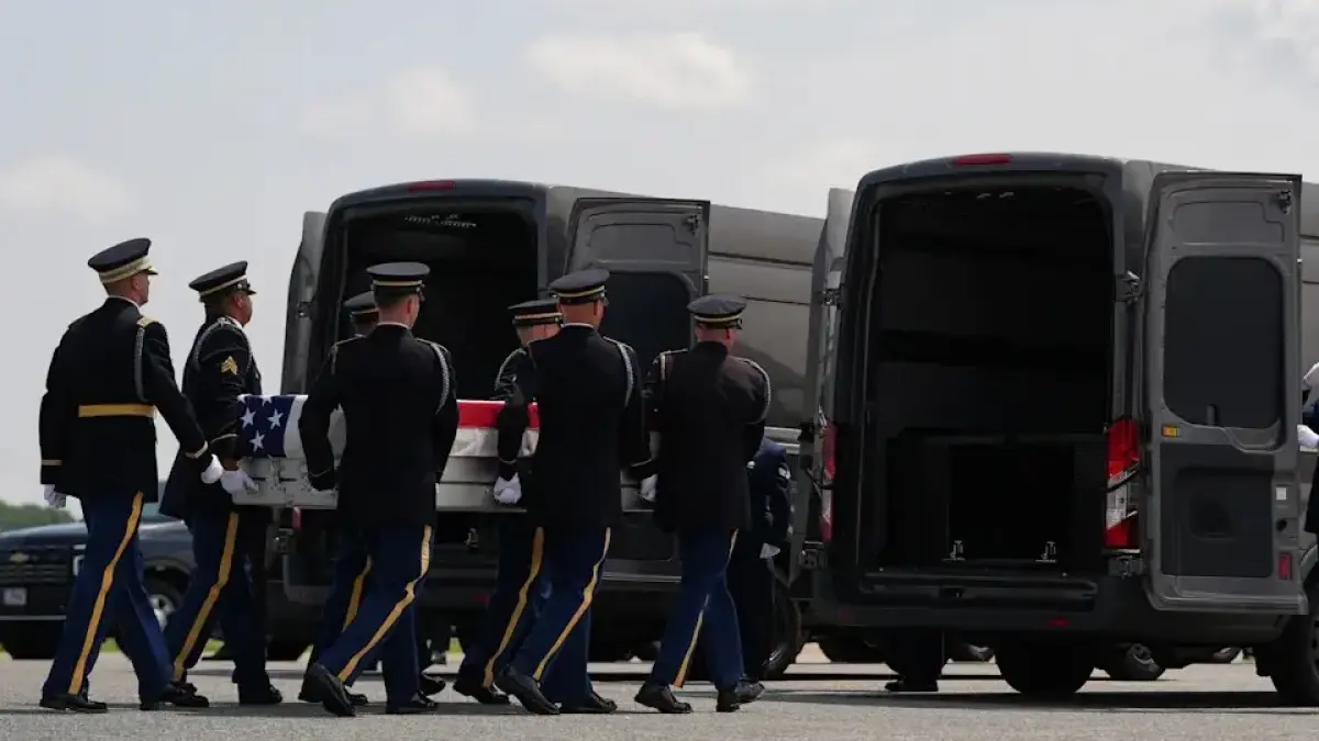 Personel Angkatan Darat AS memindahkan peti yang berisi jasad Letnan Satu Tyler James Feehan dari Ewa Beach, Hawaii, di Pangkalan Angkatan Udara Dover, Delaware. (Julia Demaree Nikhinson/The Associated Press)