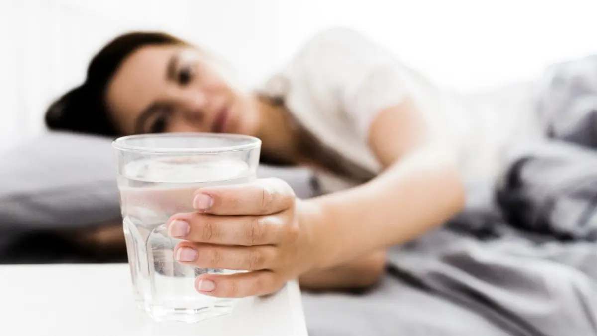 Ilustrasi minum air putih setelah bangun tidur. (Freepik)