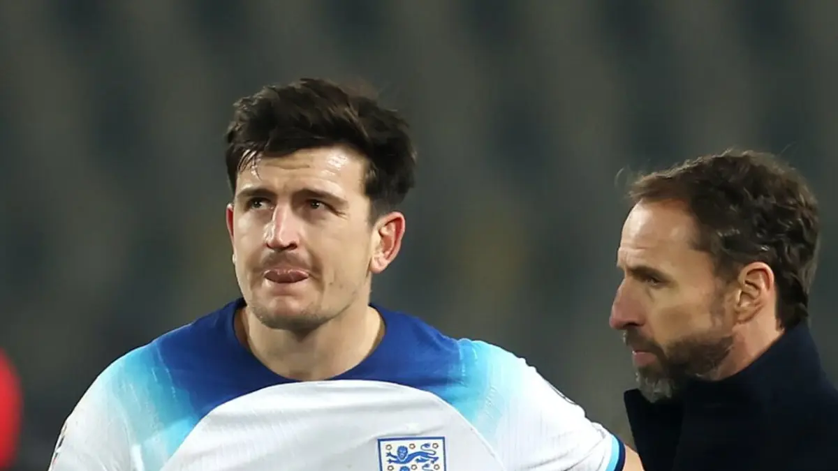 Harry Maguire (kiri) saat membela timnas Inggris.