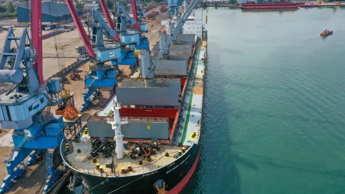 Bongkar muat di Pelabuhan Kijing (Meidy Khadafi) 