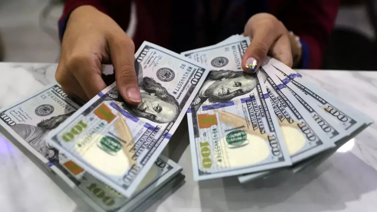Saat ini rupiah tembus Rp17 ribu lebih terhadap dolar tertinggi dalam sejarah.
