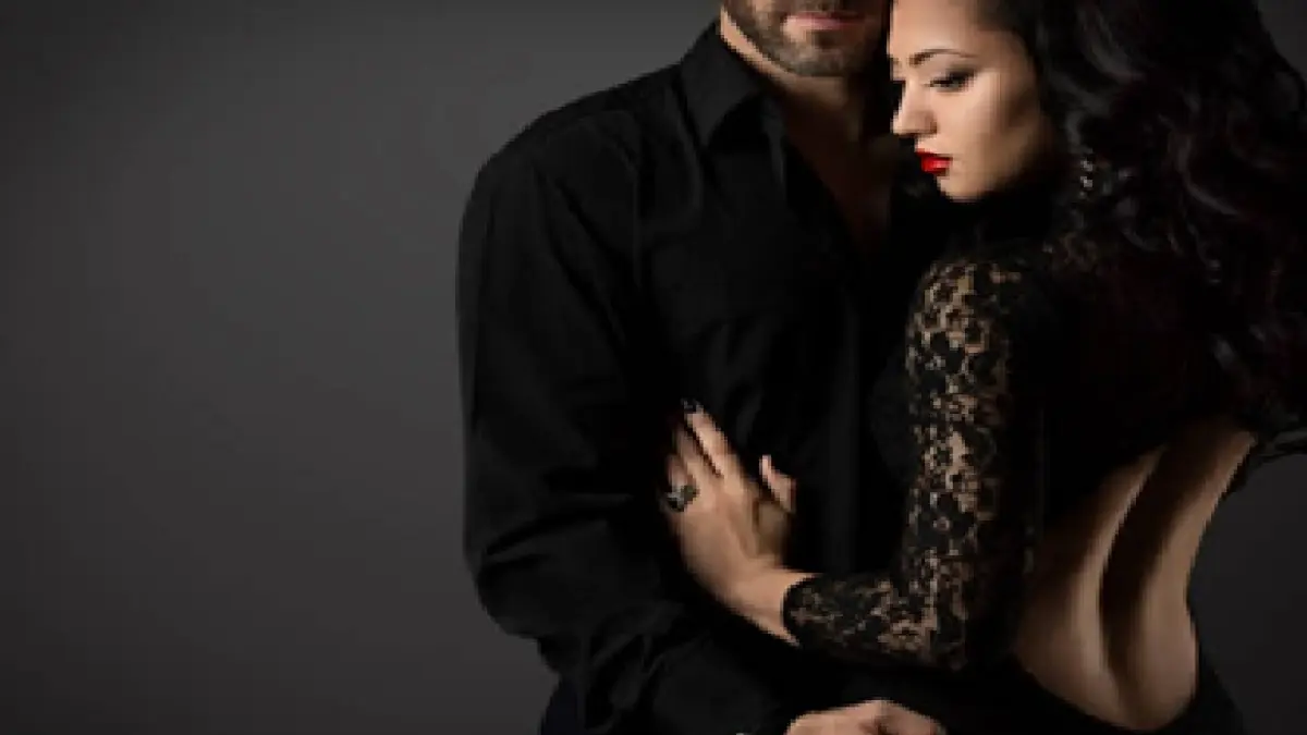 Ilustrasi wanita dan pria berbaju hitam.