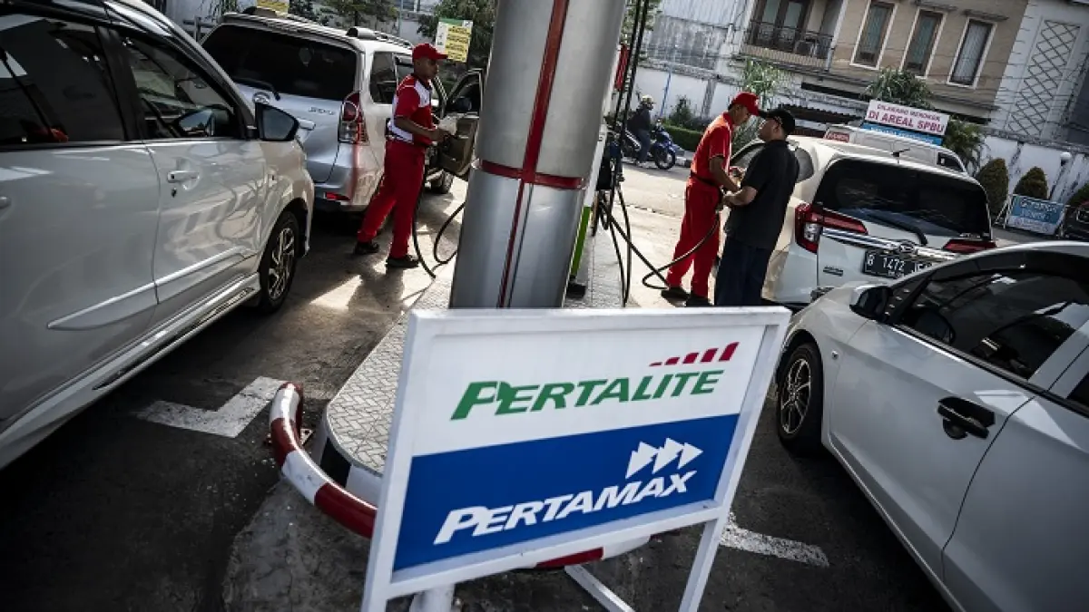 Petugas melayani pengisian bahan bakar minyak (BBM) jenis pertamax dan pertalite di SPBU Asaya, Semarang, Jawa Tengah, Kamis (27/2/2025). ANTARA FOTO/Aprillio Akbar/wpa.