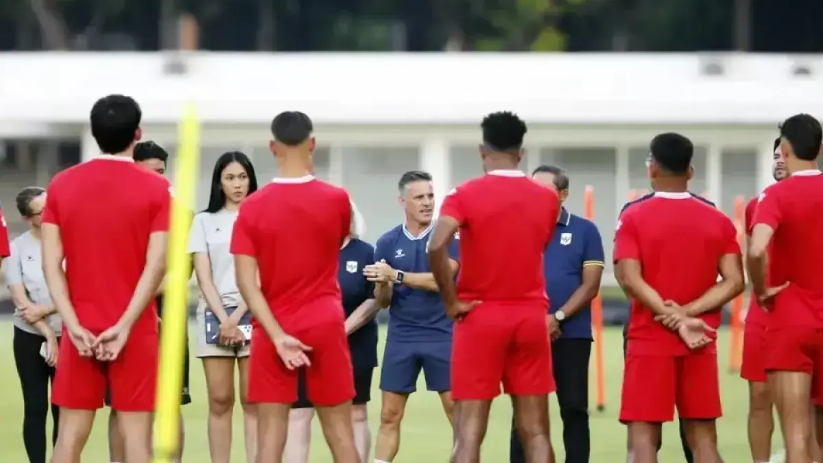 Pelatih Timnas Indonesia John Herdman saat sesi latihan di Stadion Madya, Kompleks Olahraga Gelora Bung Karno, Jakarta. (Dery Ridwansah/JawaPos.com)