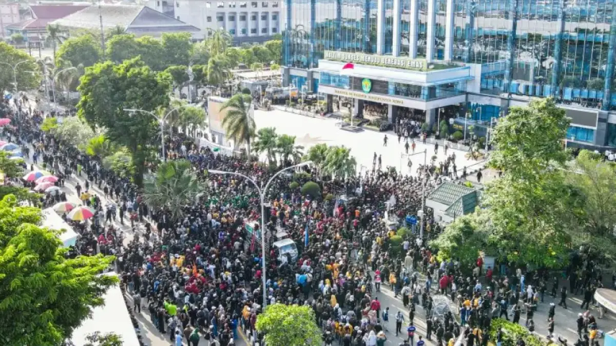 LAUTAN MASSA: Ribuan pengunjuk rasa saat memadati depan Kantor Gubernur Kaltim di Jalan Gajah Mada, Selasa (21/4). Aksi yang menuntut audit terhadap relasi kekuasaan ini berlangsung hingga malam hari. (FOTO: RAMA SITOHANG/KP)
