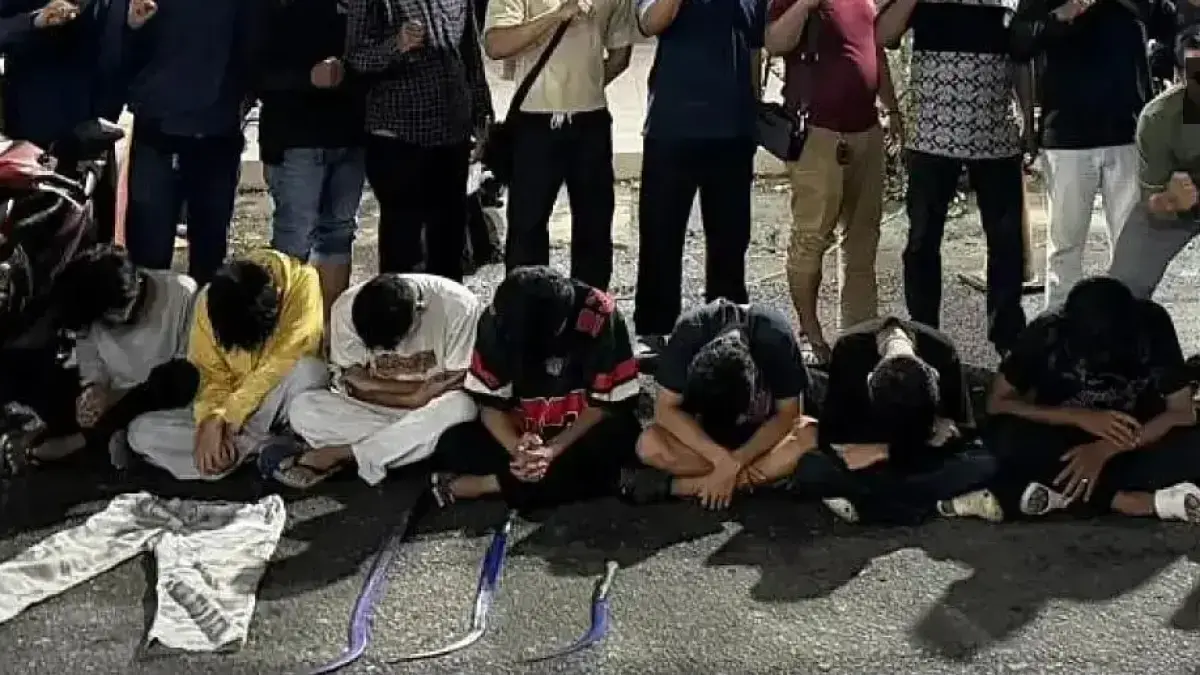 Sejumlah remaja diamankan aparat gabungan di Polresta Banjarmasin setelah video mereka konvoi membawa senjata tajam viral di media sosial.