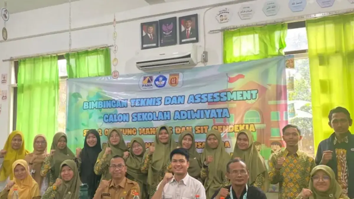 MOMEN: Foto bersama perwakilan PAMA BBSO, DLH, HPAI, dan pihak sekolah usai kegiatan bimtek serta assessment calon sekolah Adiwiyata di SDIT Cendekia.