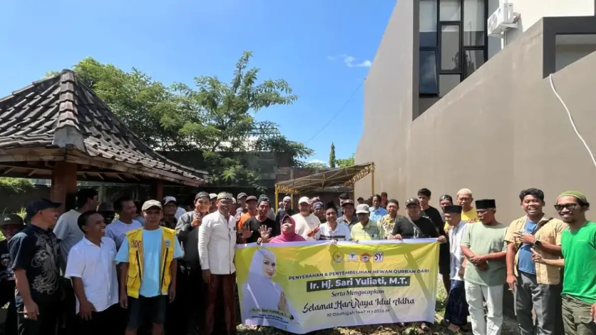 KURBAN : Ketua DPD Golkar Kota Mataram Rino Rinaldi berpoto bersama warga penerima daging kurban dari Wakil Ketua DPR RI Hj Sari Yuliati. Penyembelihan hewan kurrban ini dilakukan di Jalan Gili Asahan, Udayana, Mataram (28/5/25).

