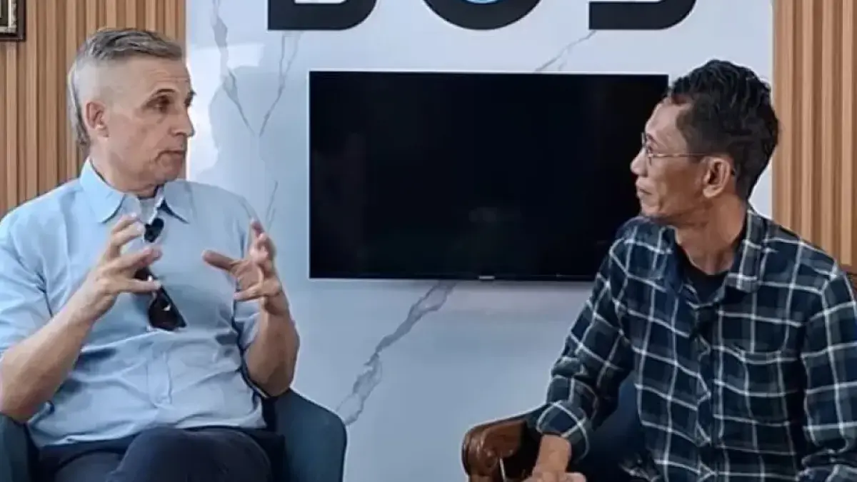 Louis Pascal Legal (kiri), menyampaikan kronologi hilangnya akses terhadap dua anaknya saat memberikan keterangan kepada Balikpapan Pos. (Foto: Nabiel/Balpos)