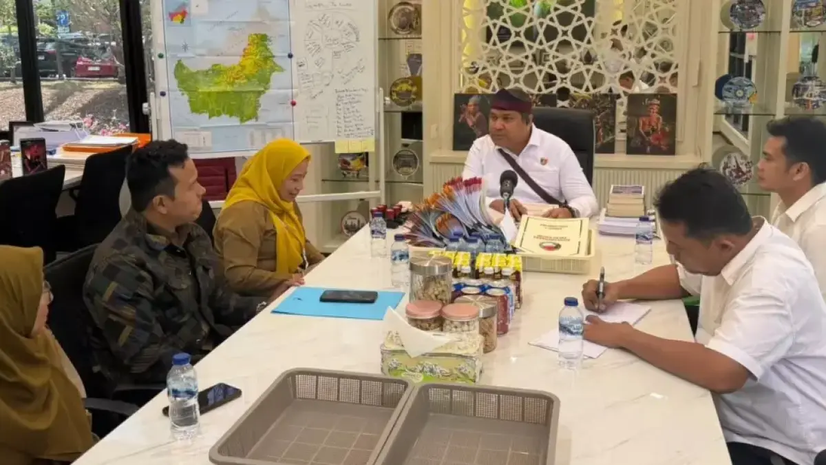 Kepala DPPR Balikpapan Irma Pertiwi Aryana diterima Dirresnarkoba Polda Kaltim Kombes Pol Romylus Tamtelahitu bersama Kasubdit 1 AKBP Temi.
