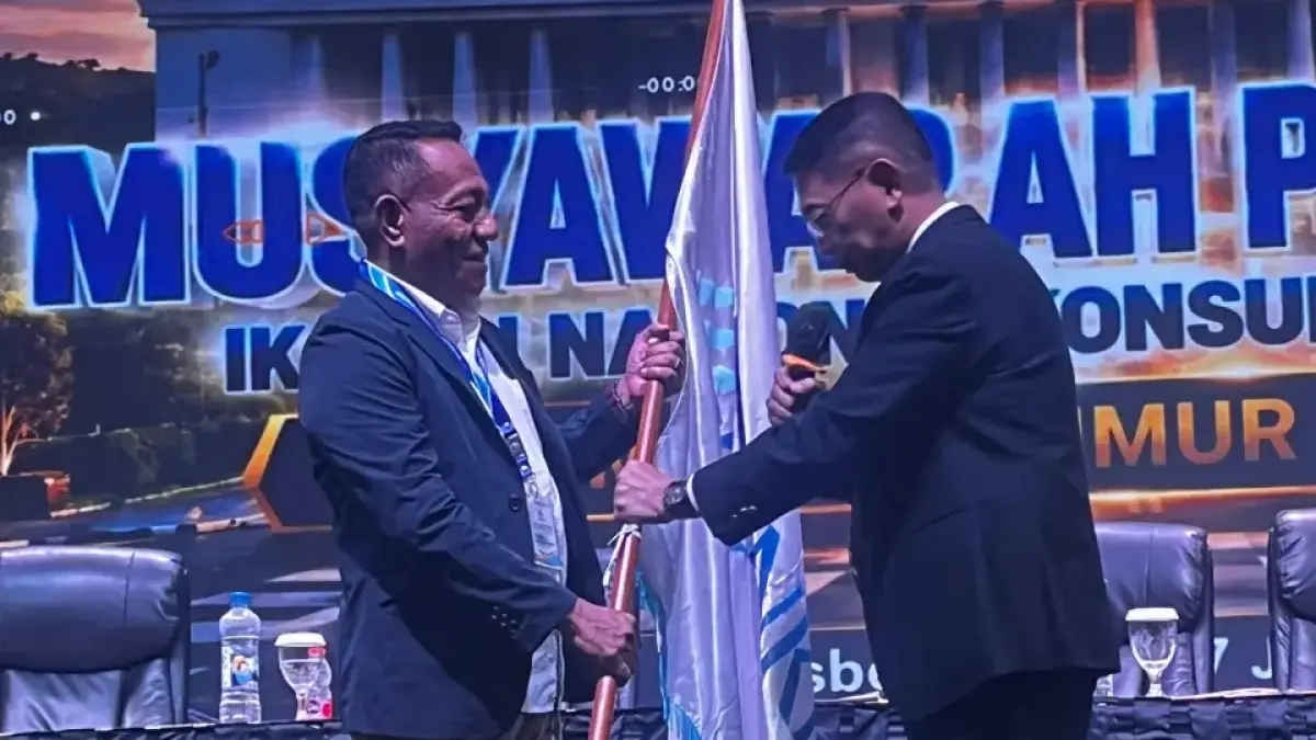 PATAKA : Ketua DPP Inkindo Kaltim, Ir Fernando Kali Mau ST MT (Kiri) dan Ir H Erie Heriyadi di momen serah terima pataka.