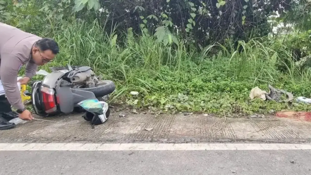 Unit Gakkum Satlantas Polresta Samarinda tengah melakukan olah Tempat Kejadian Perkara (TKP)di Jalan Poros Samarinda-Anggana, Kecamatan Sambutan. (kis)