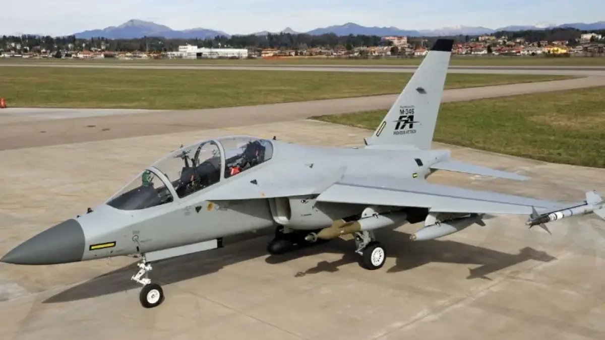 Pesawat tempur ringan M-346, buatan pabrikan Italia.