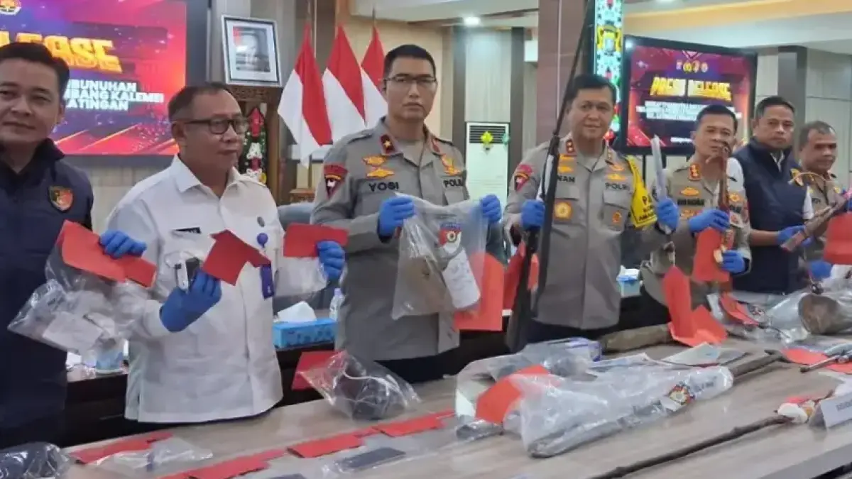 Kapolda Kalteng Irjen Pol Iwan Kurniawan memimpin rilis tragedi gugurnya 3 polisi di Desa Tumbang Kalemei.(Agus Pramono/kaltengpos.jawapos.com)