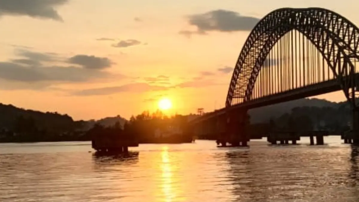 Jembatan Mahulu diabadikan saat senja. 