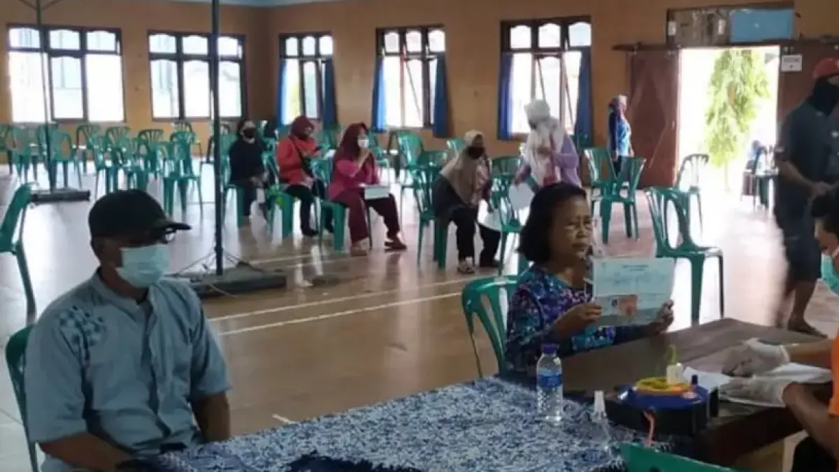 Ilustrasi suasana penyaluran bansos PKH BPNT hinggan beras 30 kg kepada KPM (Instagram @kalurahan.banyuraden)