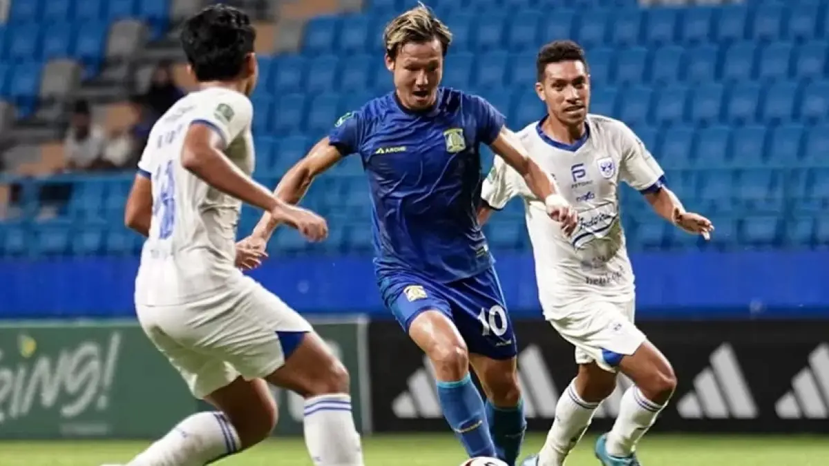 Takumu Nishihara berusaha menembus pertahanan PSIS Semarang saat Persiba Balikpapan bermain imbang tanpa gol di Stadion Batakan.  