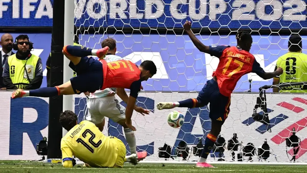 Kiper Belgia Senne Lammens hanya bisa melihat Mikel Merino mencetak dan merayakan gol kemenangan Spanyol. (MediaNews Group/Pasadena Star-News via Getty Images via Getty Images)