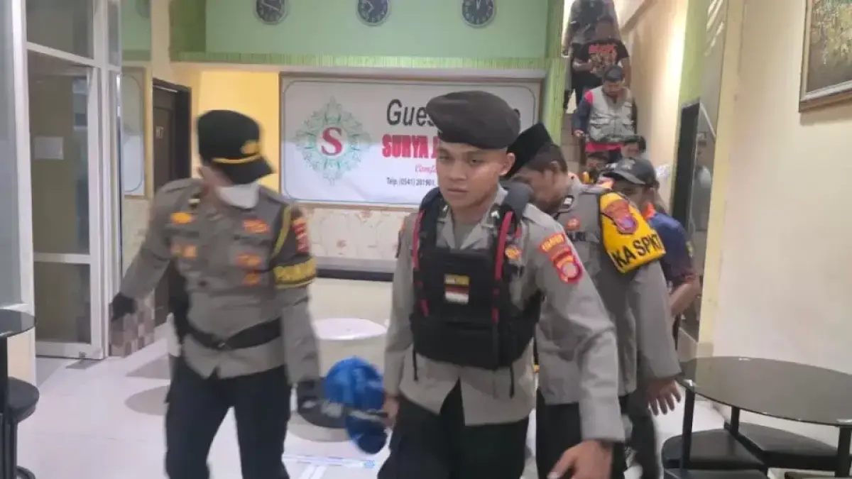 Petugas kepolisian tengah melakukan identifikasi awal jasad yang ditemukan di kamar 307 Redorz Surya Jaya Lestari di Jalan Wiratama, simpang Siradj Salman, Samarinda Ulu.