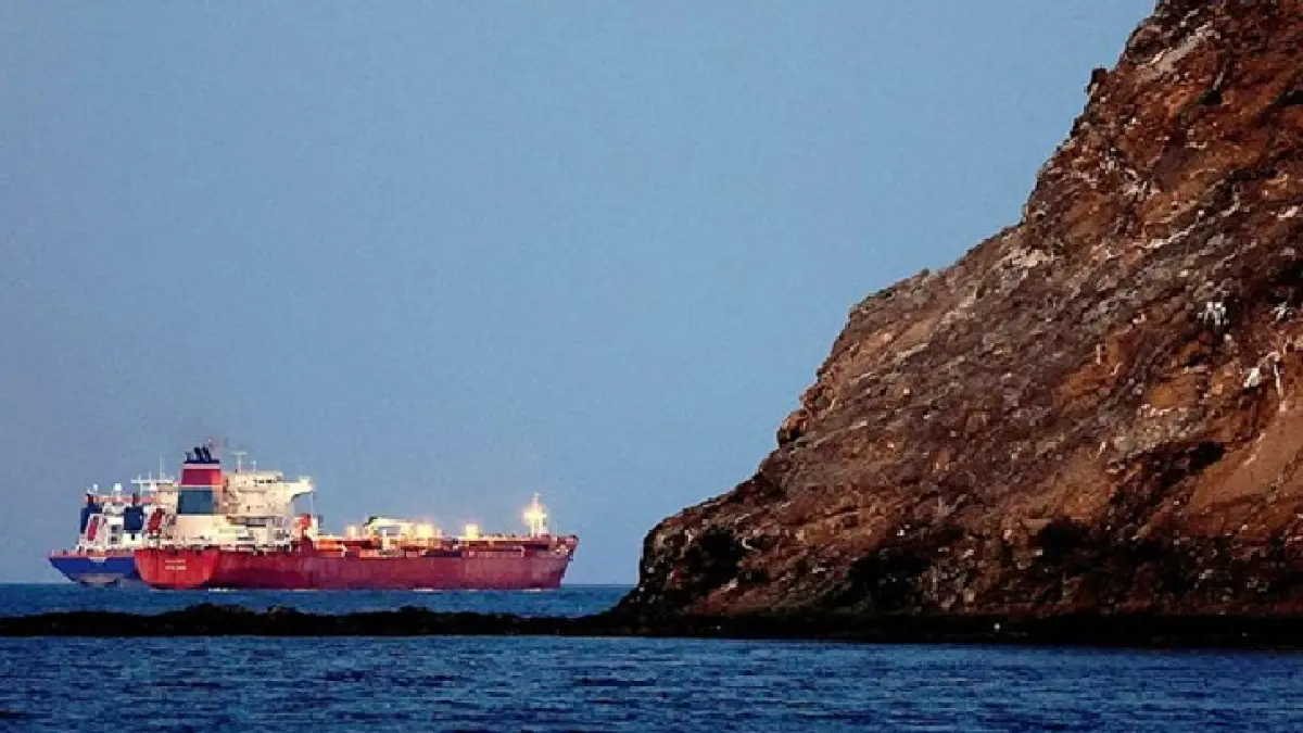 Kapal tanker tampak berlabuh saat lalu lintas di Selat Hormuz ditutup, di tengah konflik AS-Israel dengan Iran, di Muscat, Oman, 10 Maret 2026.  (Reuters)