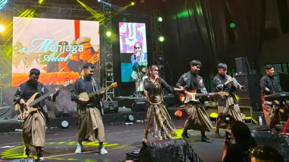 Petala Borneo membawakan “Menjaga Adat” dalam International Djogja Earthsounds Fest 2026 di ISI Yogyakarta, Bantul (Istimewa)