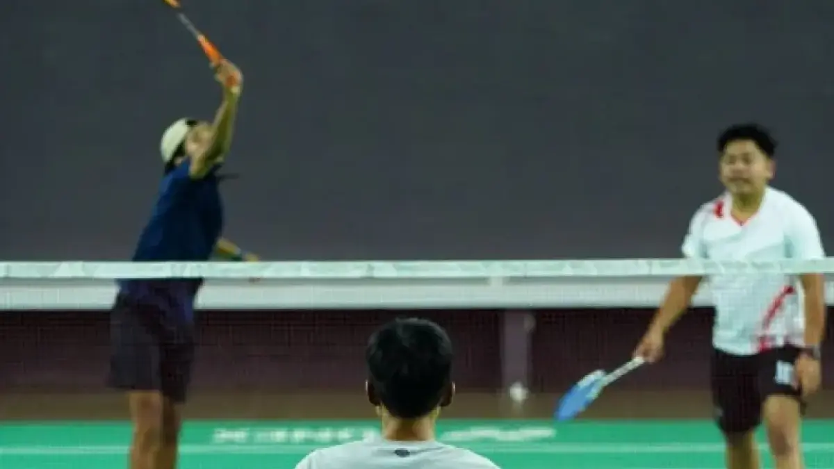 MAIN BARENG: Laki-laki sedang bermain bulu tangkis di Lapangan Badminton Wawa Sport, Pagesangan, Kota Mataram, Jumat (8/5). Bulu tangkis merupakan salah satu olahraga dengan peminat paling stabil dan lapangannya hampir tidak pernah sepi. (IVAN/LOMBOK POST)