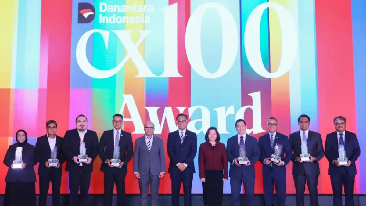 COO BPI Danantara Dony Oskaria bersama jajaran Danantara dan Direktur Utama PLN Darmawan Prasodjo (keempat kiri) berfoto bersama penerima Danantara Indonesia CX100 Award 2026.