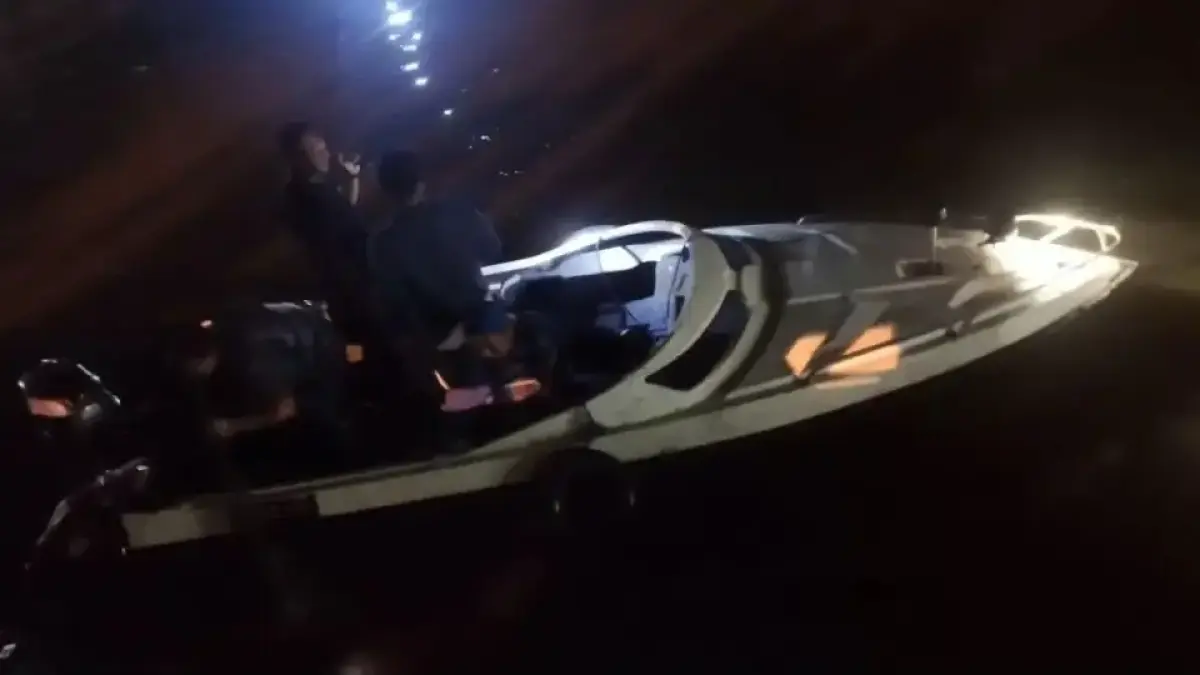 Seorang pria yang diduga hendak mencuri di kawasan perusahaan menceburkan diri ke Sungai Mahakam setelah aksinya dipergoki warga.