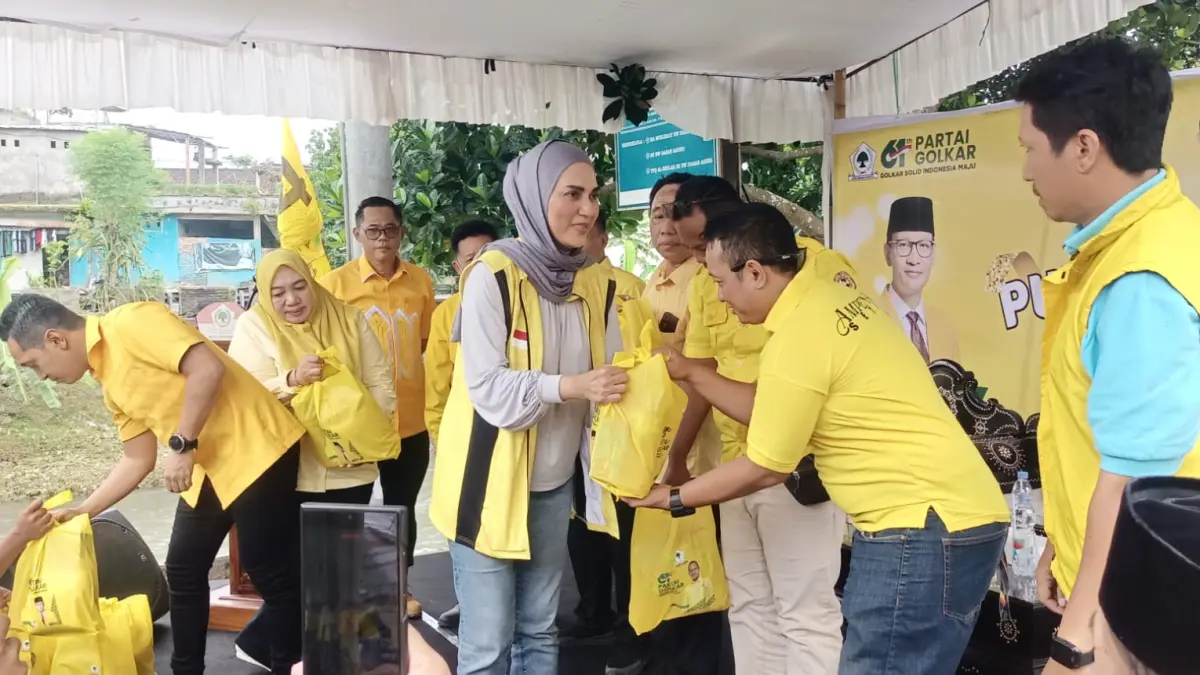 BANTUAN : Anggota DPR RI dari Partai Golkar Hj Sari Yuliati membagikan bingkisan bersisi bahan kebutuhan pokok dalam rangka HUT Partai Golkar ke 61 di Kelurahan Dasan Agung, Kota Mataram, Jumat (19/12/25) lalu.