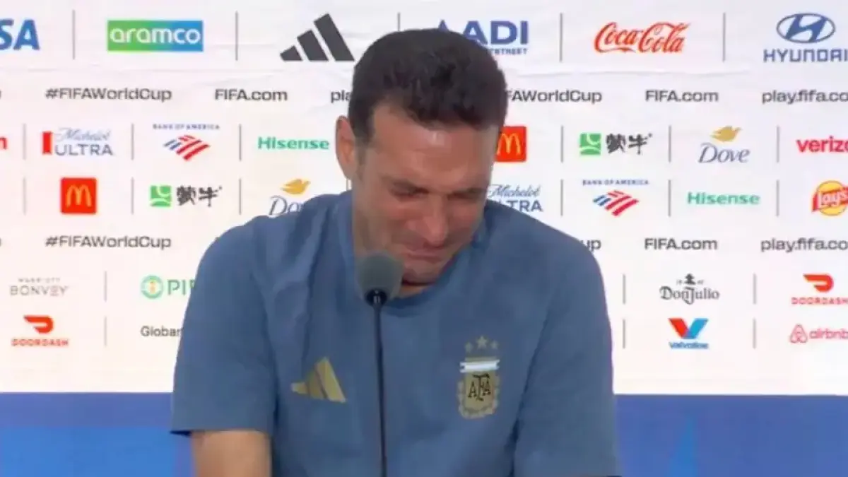 Lionel Scaloni menangis.