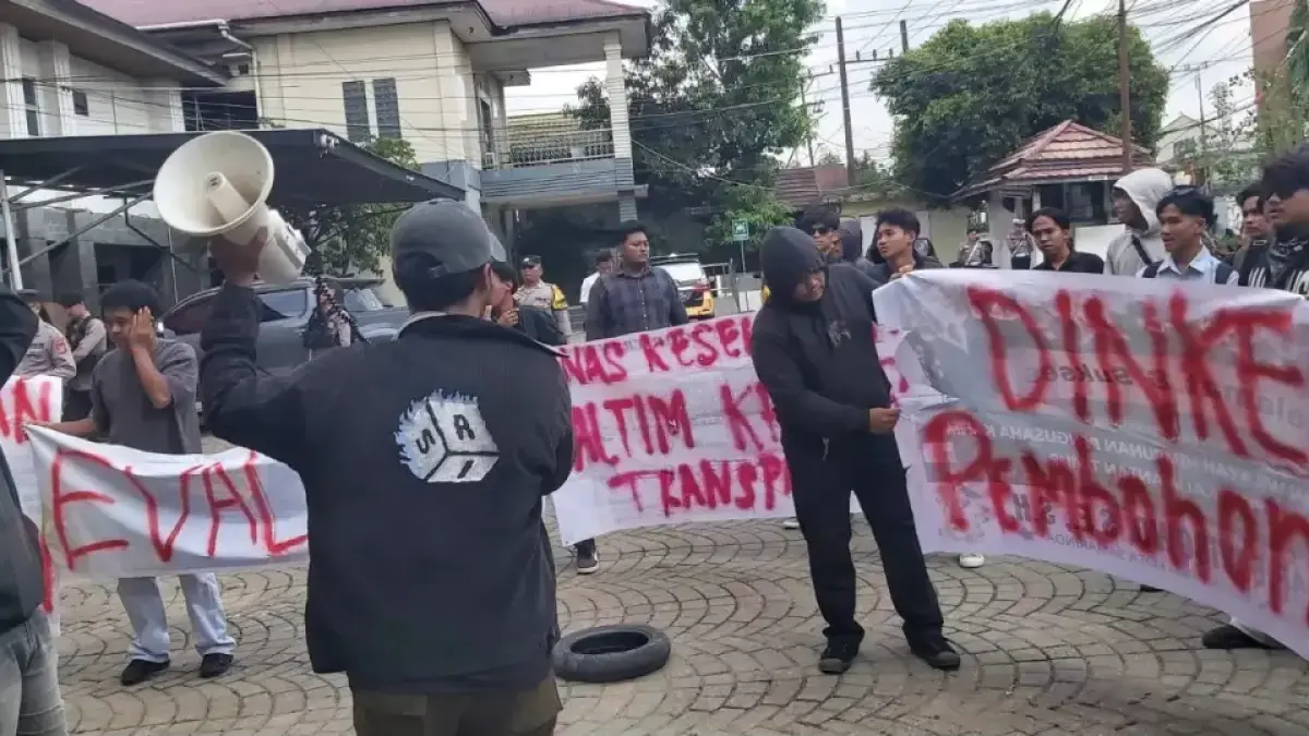 GERUDUK. Sejumlah massa dari KPAK-KT meminta transparasi pengadaan alat kesehatan di buka lebar ke publik.