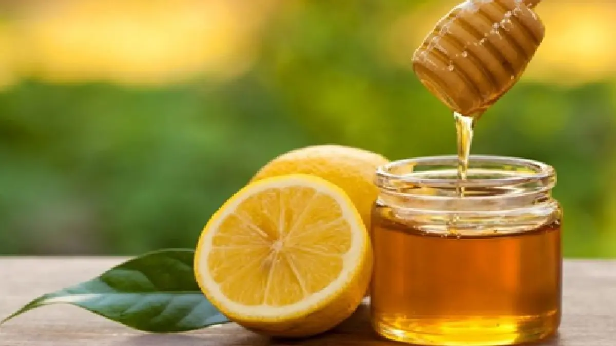 Ilustrasi madu dan lemon.