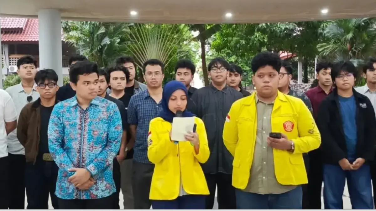 SIKAP TEGAS: Ketua BEM FH UI Anandaku Dimas Rumi (kanan), Wakil Ketua BEM UI Fatimah (tengah), dan Kuasa Hukum Korban Timotius Rajagukguk mengecam pelecehan seksual verbal yang diduga dilakukan 16 mahasiswa di Kampus UI, Depok, Selasa (14/4). (ALDY RAMA/RADAR DEPOK)