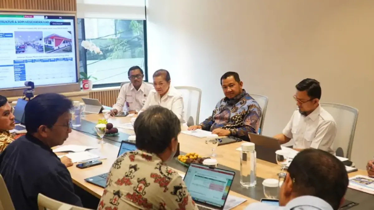 MENDAMPINGI: dr Lukasiwan Eddy Saputro (kiri atas) mendampingi Mudyat Noor (tengah atas) dalam kunjungannya ke Kemenkes RI di Gedung Adhyatma pada Oktober tahun lalu.