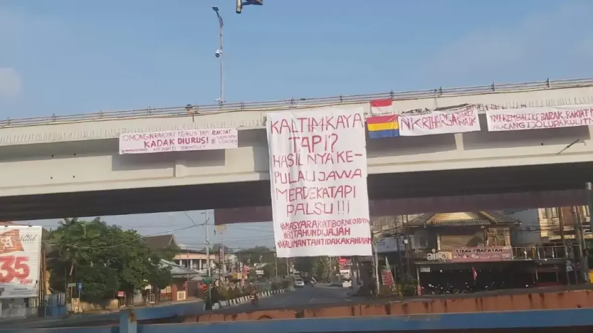  Bendera Borneo Raya terpasang di dinding flyover Air Hitam, Samarinda.