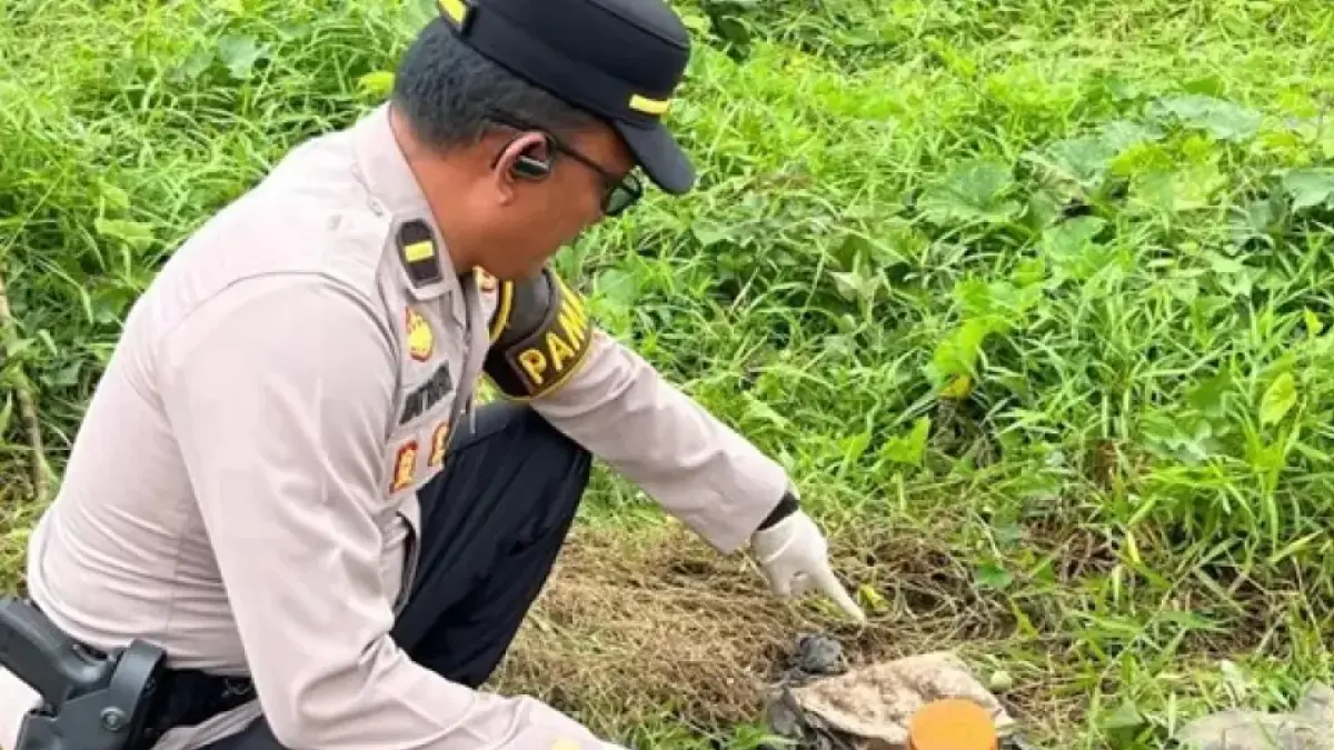  Petugas kepolisian mendatangi lokasi temuan tiga jari manusia di dalam toples disekutar kebun warga di Jalan Rimbawan 1, Kecamatan Sungai Kunjang. (kis)