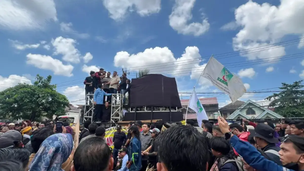 Perwakilan DPRD Kaltim ketika menerima aksi massa dari Aliansi Rakyat Kaltim saat demonstrasi besar 21 April 2026.
