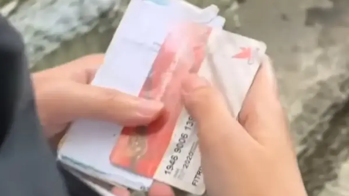 Ilustrasi KPM membawa kartu KKS Merah Putih pencairan bansos. (Foto: YouTube Kemensos RI)