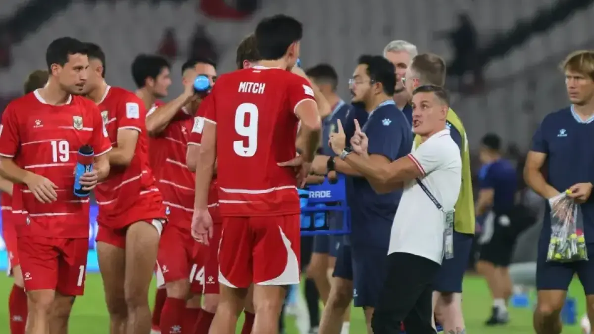 Pelatih John Herman mengarahkan timnya saat melawan Singapura pada FIFA ASEAN Cup di SUGBK, Jakarta, Jumat (25/9/2026).