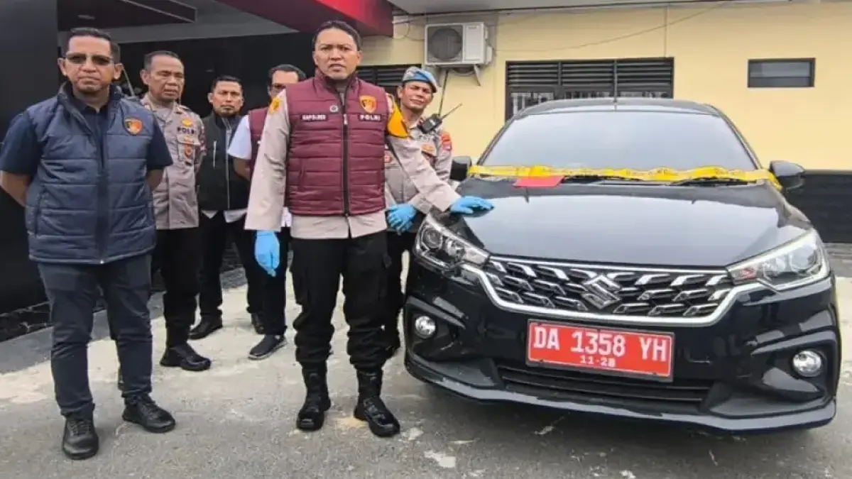 Kapolres Balangan AKBP Arif Mansyur Supartono didampingi jajaran menunjukkan mobil dinas yang disita sebagai barang bukti atas kasus dugaan penganiayaan oleh oknum Kepala Desa di Balangan.